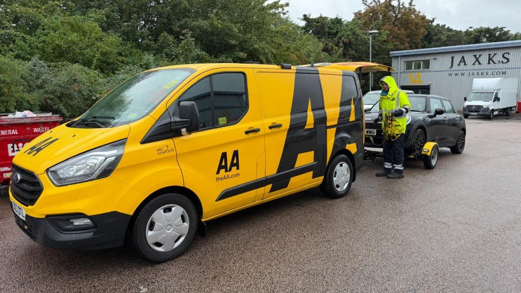 AA patrol recovering a vehicle. Strand Motor Company is an AA Approved garage in Croydon
